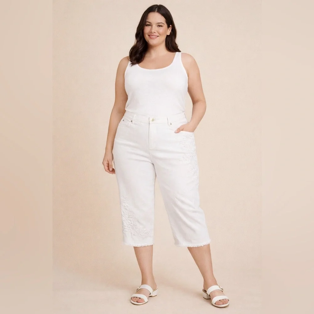 Alfred Dunner Blue Bayou White Capris with Embroidered Detail Elastic Waist 14P - Picture 1 of 14